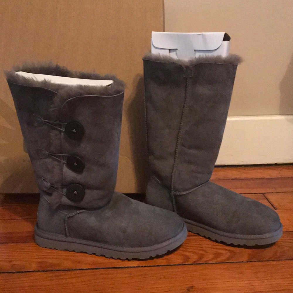 UGG 3 button Bailey Boots Gray sz6 - like new